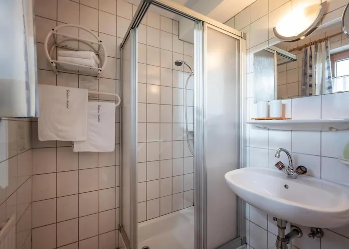 Gaesteheim Auwitsch 住宿加早餐酒店 3*